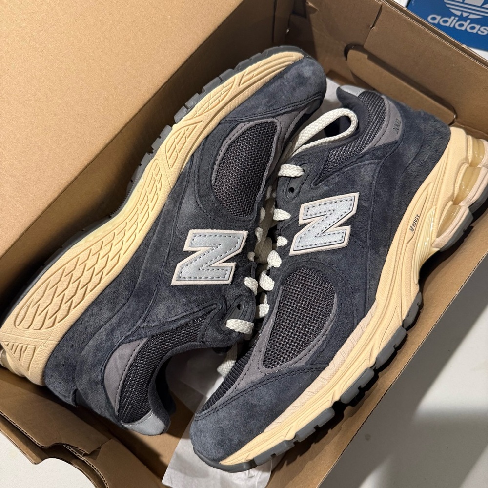 Adidas 2002R Black Grey